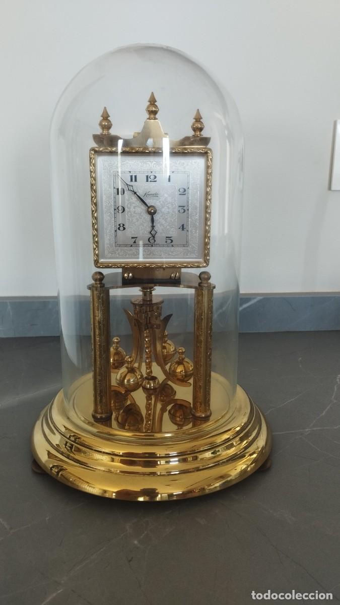 Relojes de carga manual: Reloj de sobremesa Kundo con esfera cuadrada.