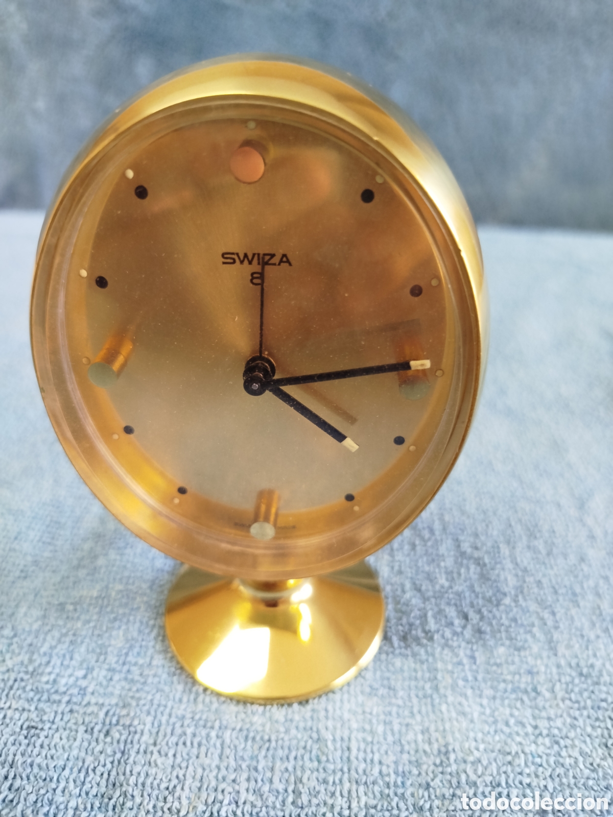 Relojes de carga manual: Reloj suizo de sobremesa SWIZA 8, cuerpo acero inoxidable dorado, funcionando. A&ntilde;o 1971