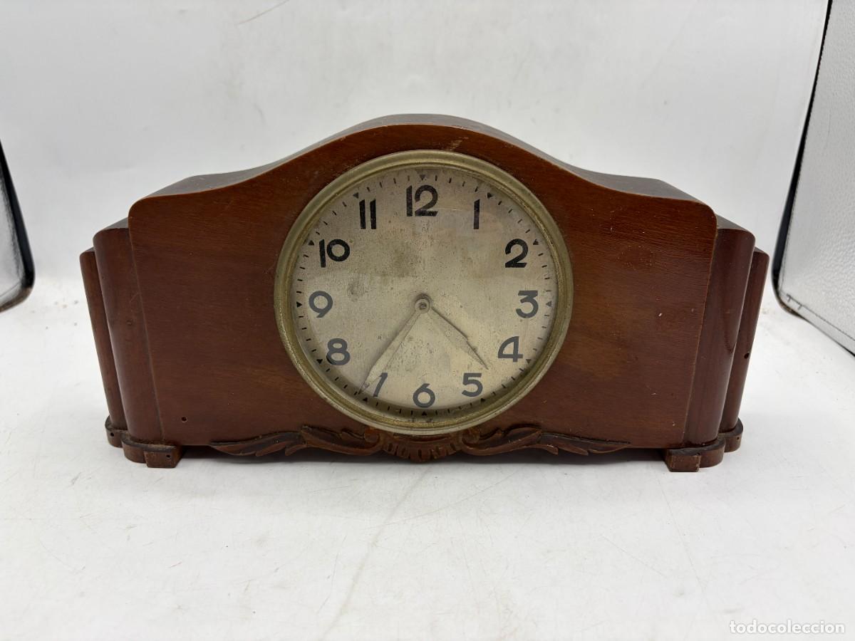 Relojes de carga manual: RELOJ DE SOBREMESA DE MADERA ANTIGUO. A&Ntilde;OS 40-50. MEC&Aacute;NICO DE CUERDA. NO FUNCIONA. VER