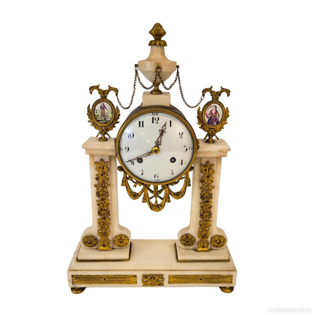 Relojes de carga manual: Reloj de sobremesa, m&aacute;rmol blanco y ormol&uacute;, Directorio, s. XIX - Francia