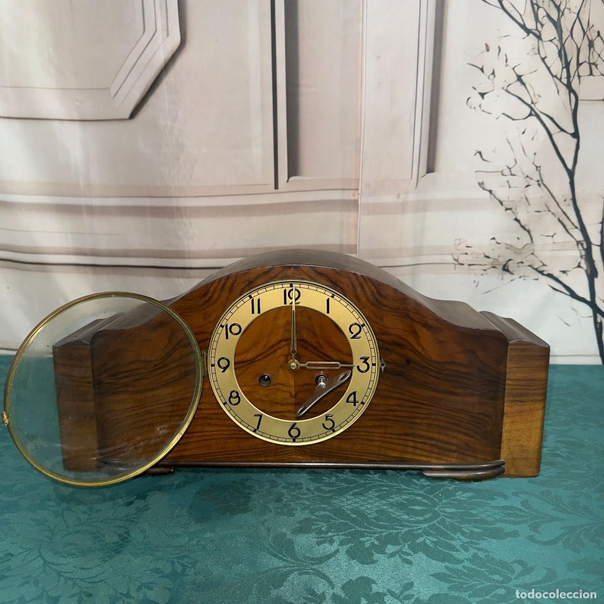 Relojes de carga manual: Reloj de sobremesa o chimenea es un modelo antiguo de la marca alemana Junghans,