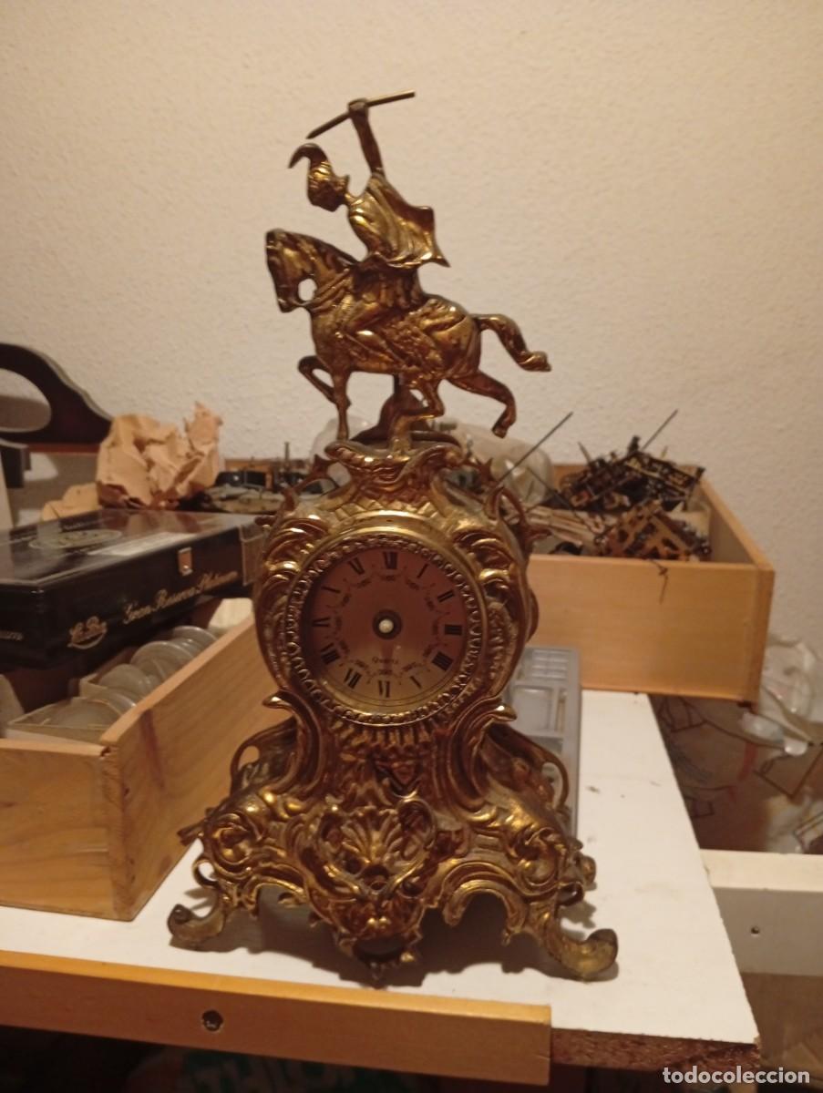 Relojes de carga manual: Reloj de sobremesa dorado con figura ecuestre
