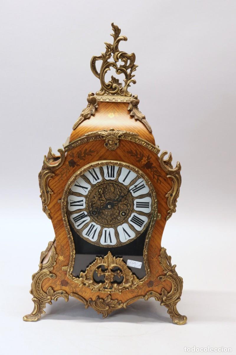 Relojes de carga manual: Reloj de cartel estilo Luis XV con incrustaciones. Altura 58 cm