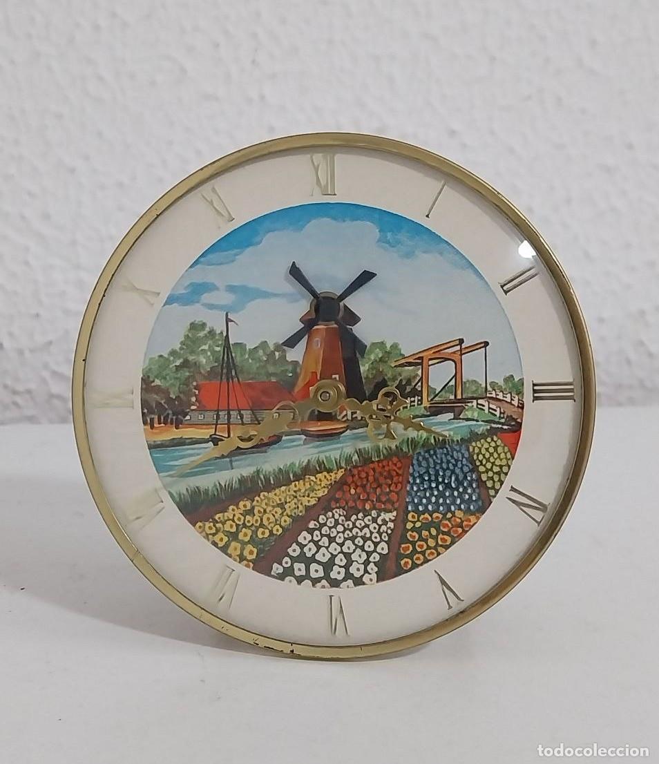 Relojes de carga manual: Reloj de sobremesa vintage, paisaje holand&eacute;s con molino