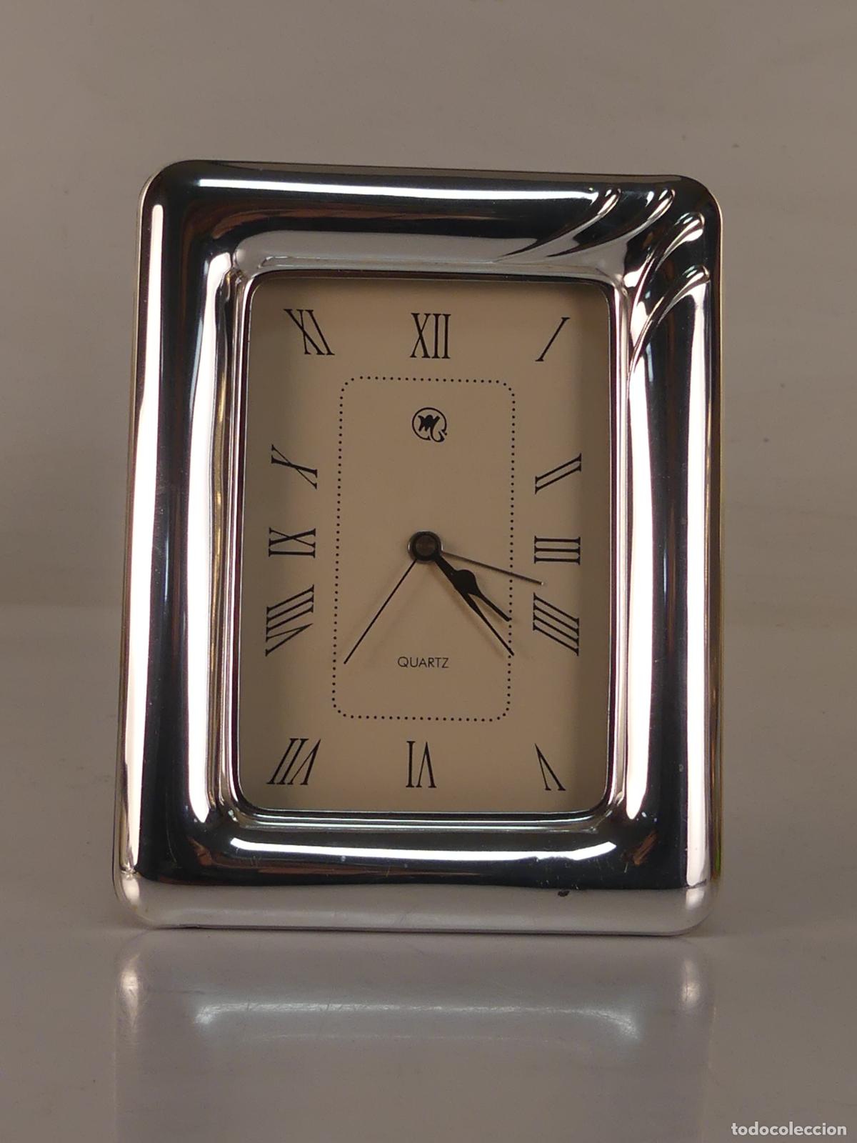 Orologi di carica manuale: RELOJ DE SOBREMESA DE PLATA ANTIGUA Y PLASTICO