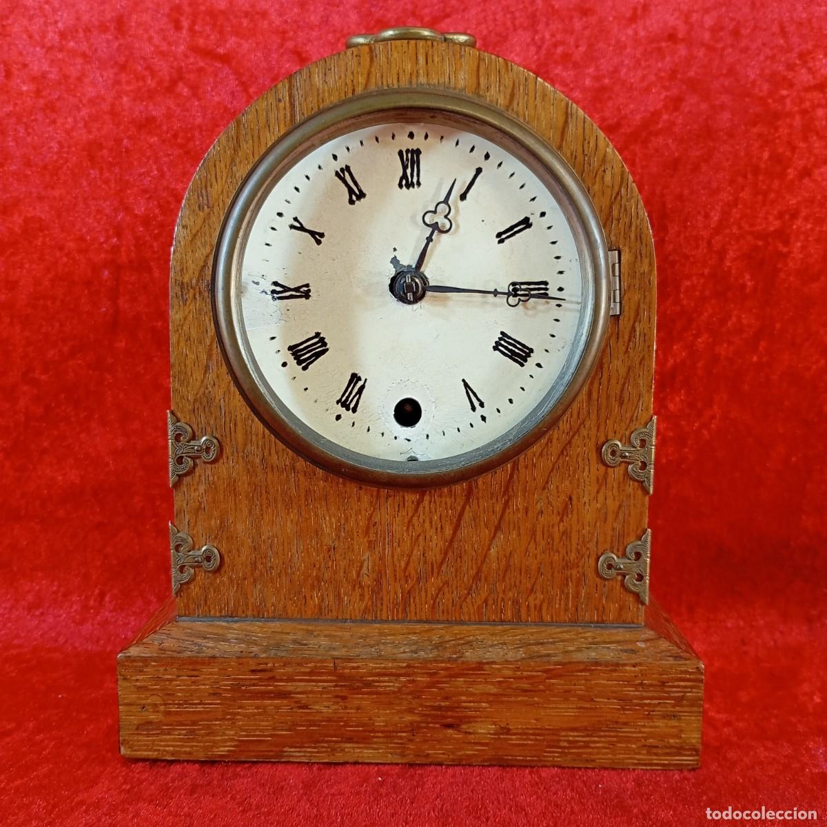 Relojes de carga manual: PRECIOSO RELOJ DE MADERA DE CAPILLA - SE DESCONOCE ESTADO - 23 X 18,5 CM