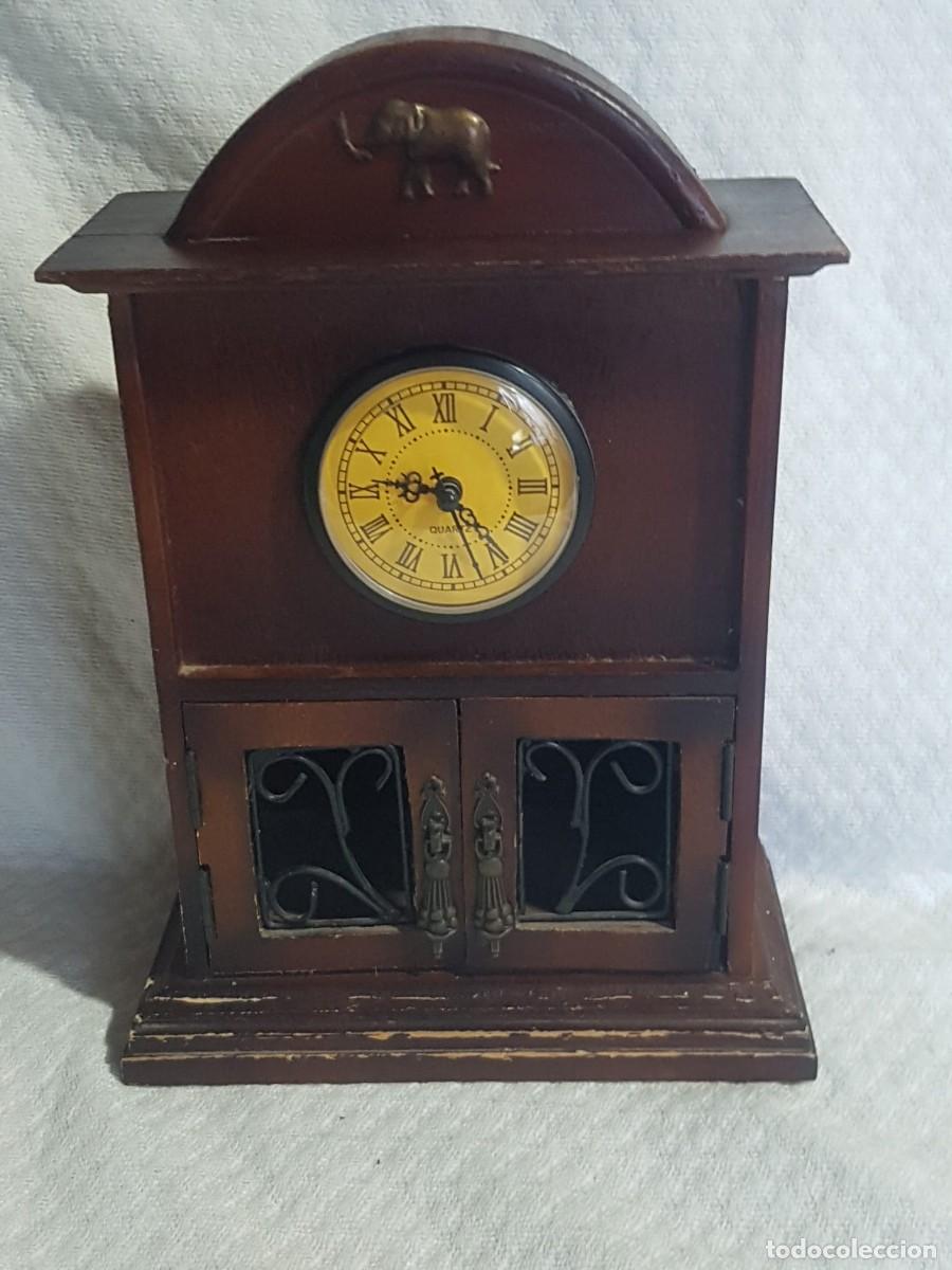 Rel&oacute;gios de carga manual: RELOJ VINTAGE CUARZO DE SOBREMESA EN MADERA 30X21x10 CM