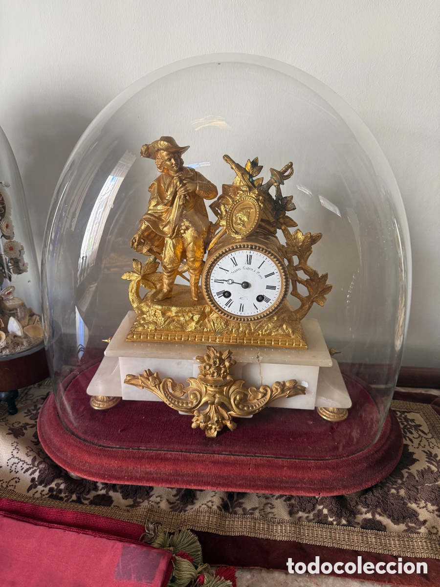 Relojes de carga manual: Antiguo reloj franc&eacute;s de sobremesa Napole&oacute;n III, calamina dorada y m&aacute;rmol, con fanal, siglo XIX