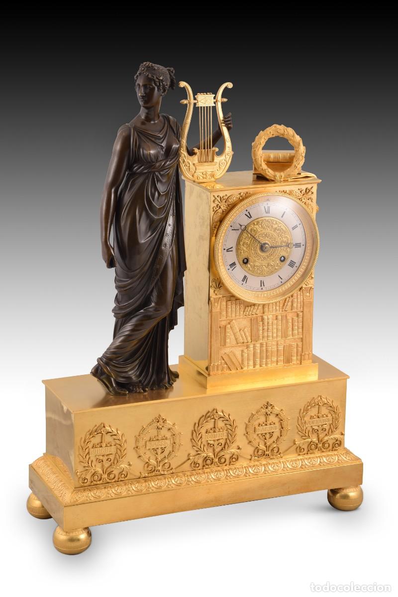 Relojes de carga manual: Reloj de sobremesa con Musa y escritores. Bronce, maquinaria Par&iacute;s. Francia, siglo XIX.