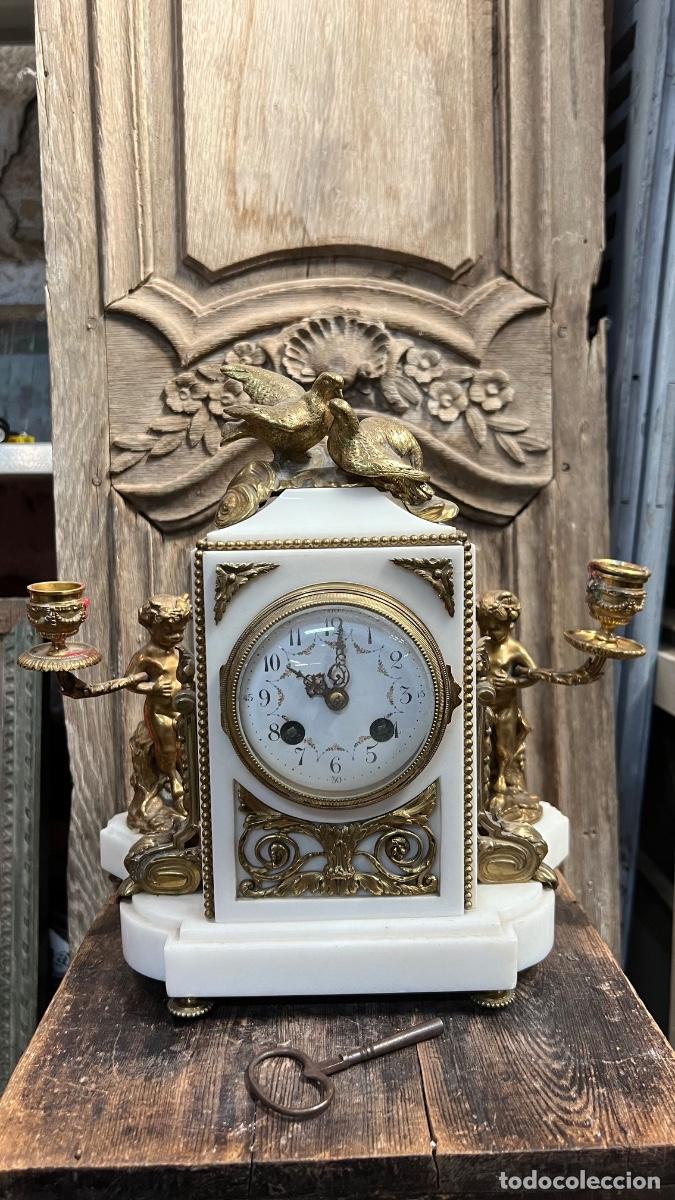 Relojes de carga manual: Reloj guarnici&oacute;n m&aacute;rmol bronce candelabros faunos palomas amor mitad s XIX Francia nap III 29cms