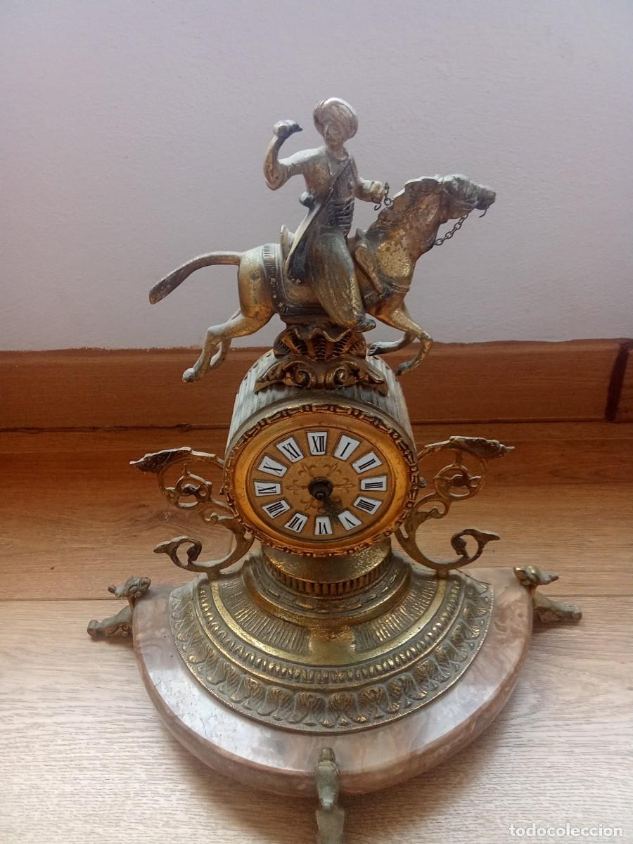 Relojes de carga manual: Para restaurar. Falta tapa trasera, pendulo y agujas. Mecanismo no probado. Dorado con desgaste y ox