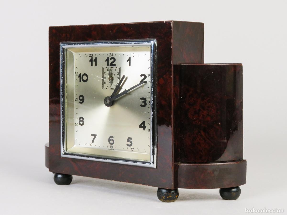 Relojes de carga manual: Reloj mesa Art Deco en madera con esfera cuadrada y marco met&aacute;lico 1940