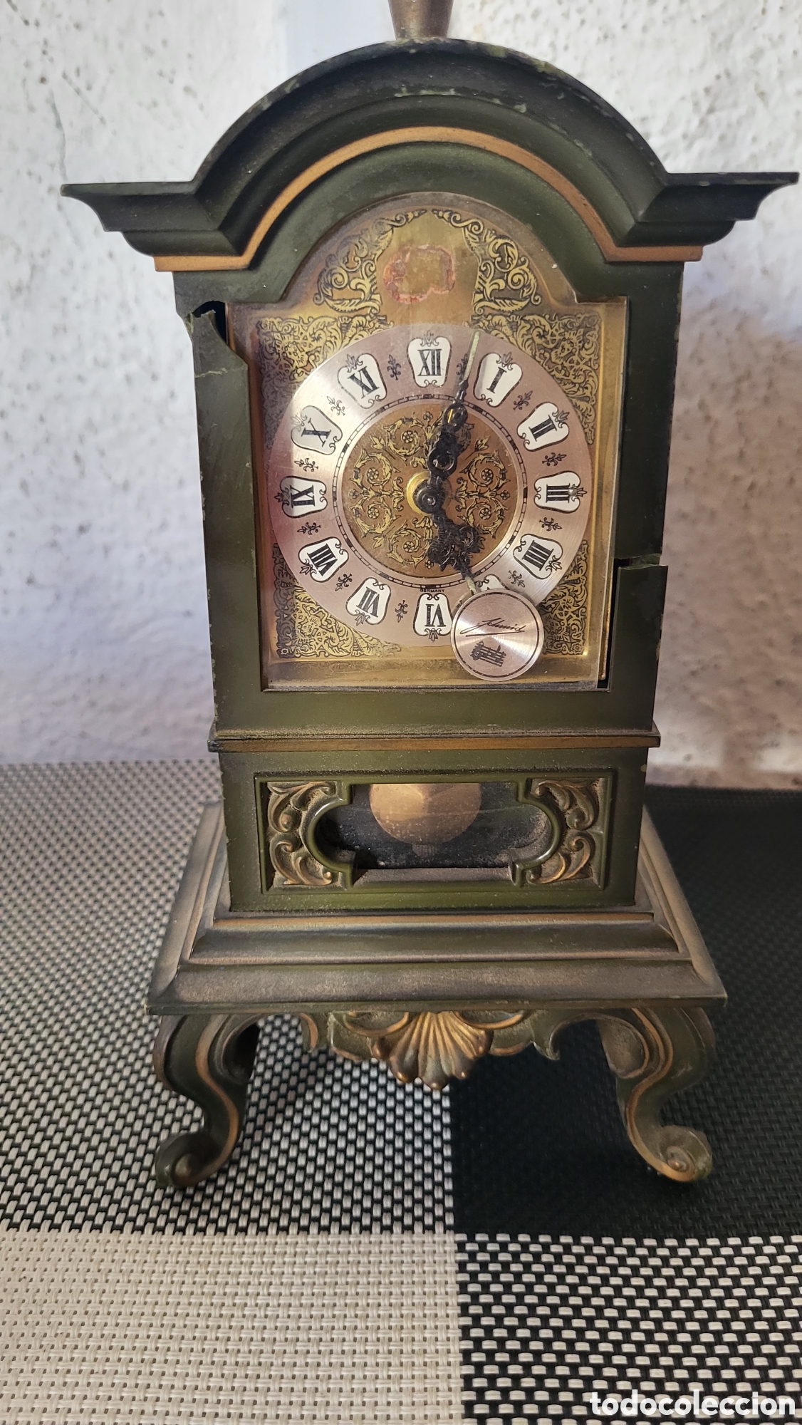Relojes de carga manual: Antiguo reloj de pendulo carga manual