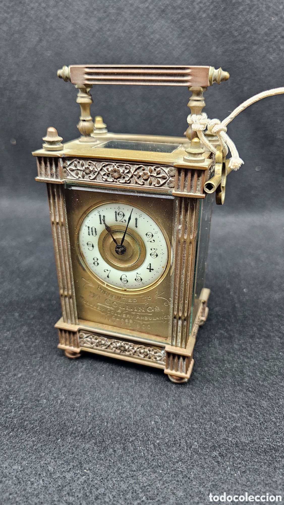 Relojes de carga manual: Antiguo reloj de carruaje siglo XIX con dedicatoria en 1900