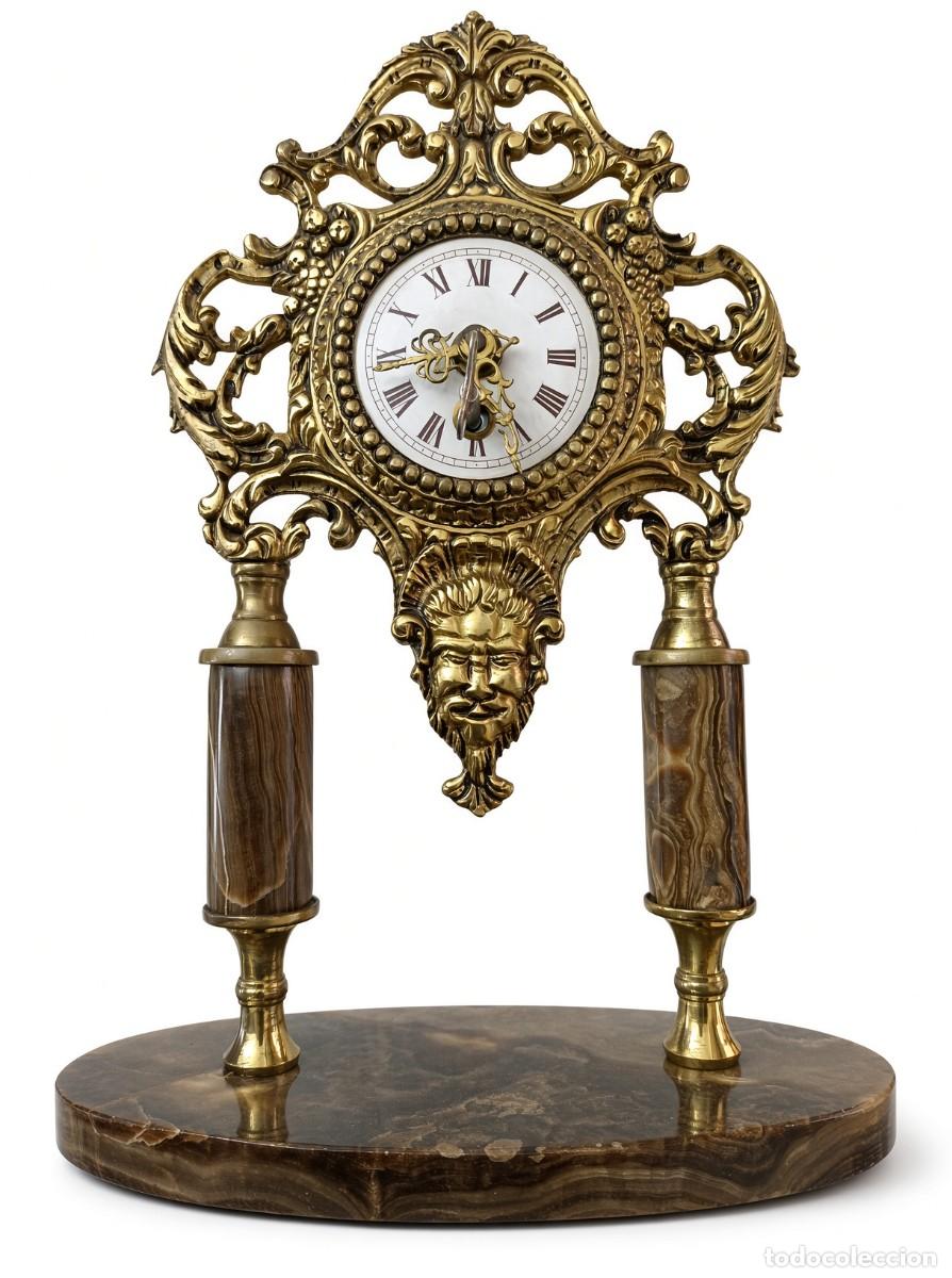 Relojes de carga manual: Reloj de sobremesa de bronce dorado y m&aacute;rmol, estilo historicista