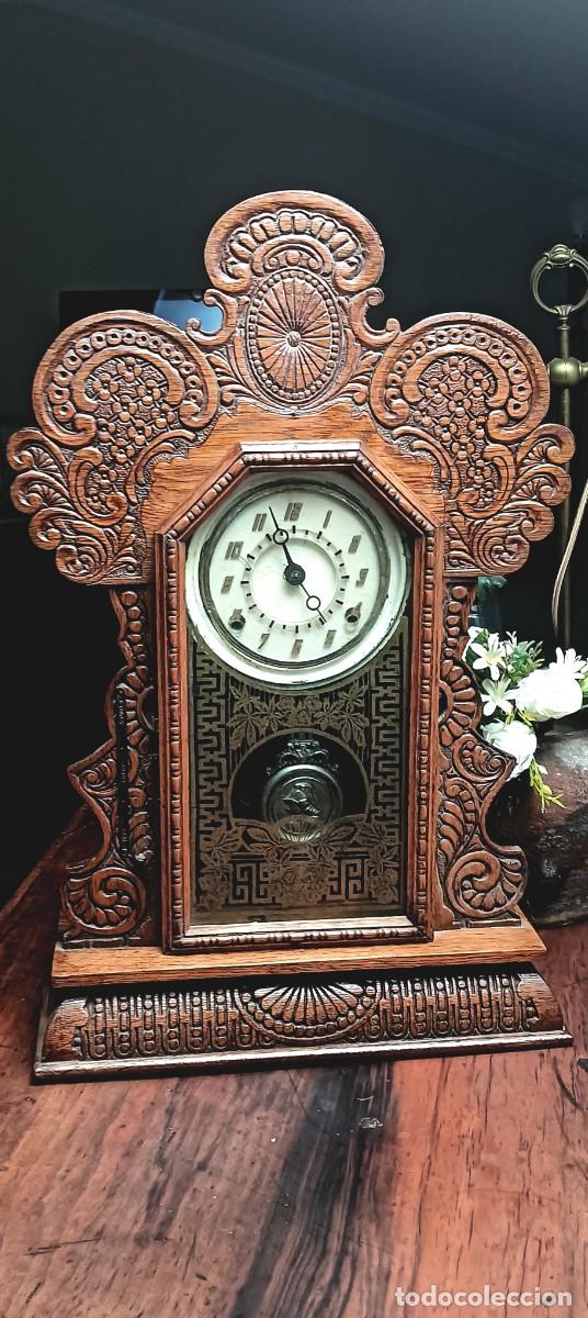 Relojes de carga manual: Reloj de madera de roble tallado