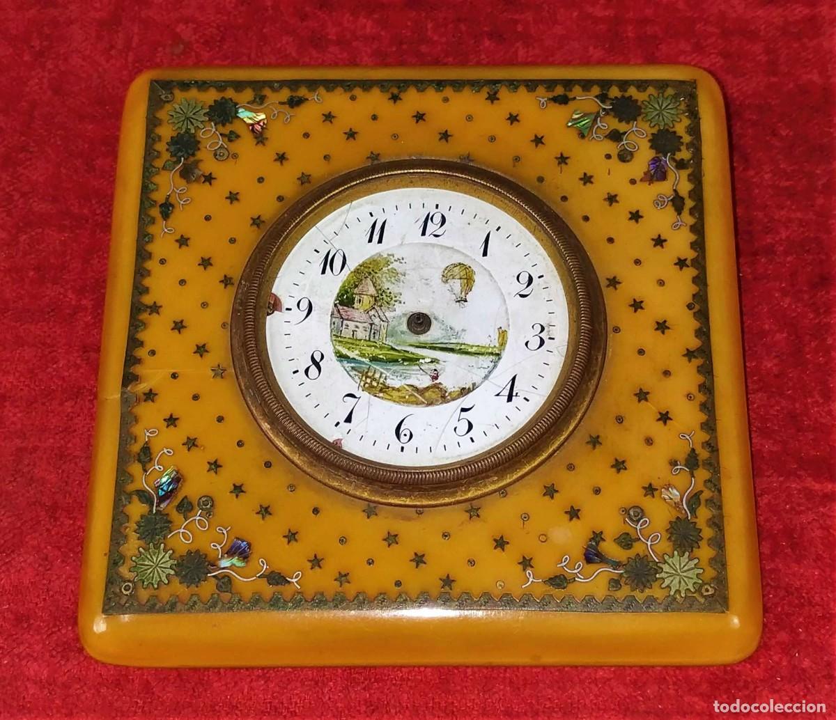 Horloges &agrave; remontage manuel: RELOJ DE SOBREMESA. ESMALTE SOBRE METAL. BAQUELITA. INCRUSTACIONES. FRANCIA (?).SIGLO XX