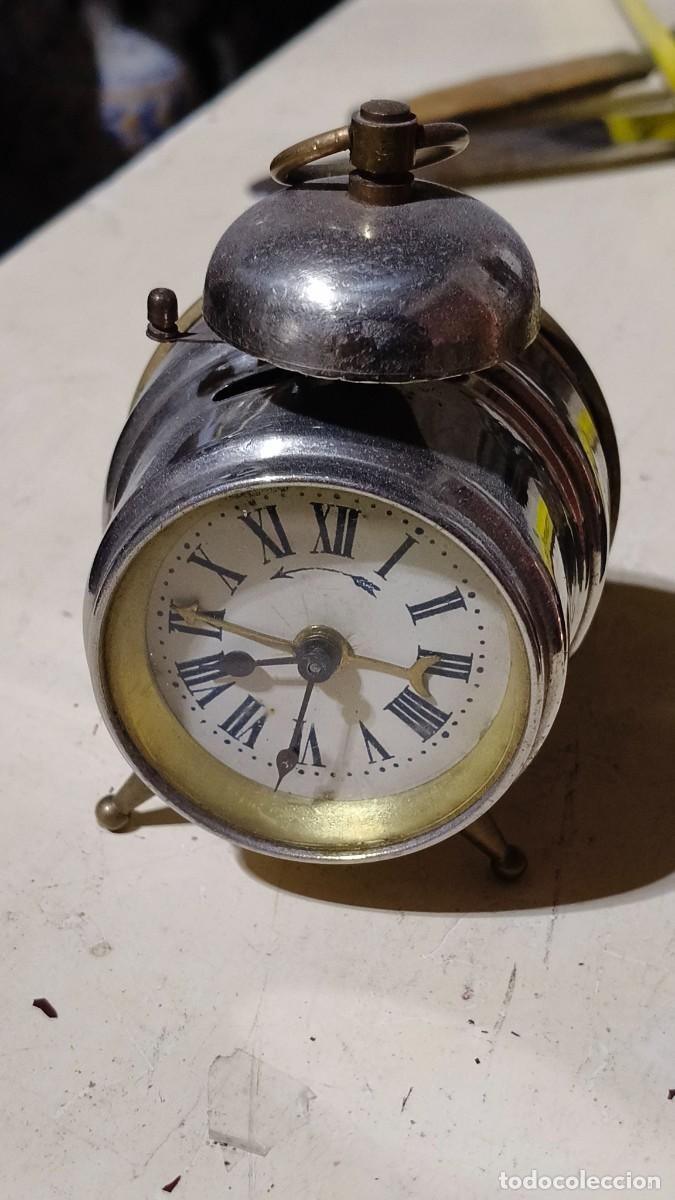 Relojes de carga manual: Petit r&eacute;veil tonneau tambour et cloche France 1930 a r&eacute;viser