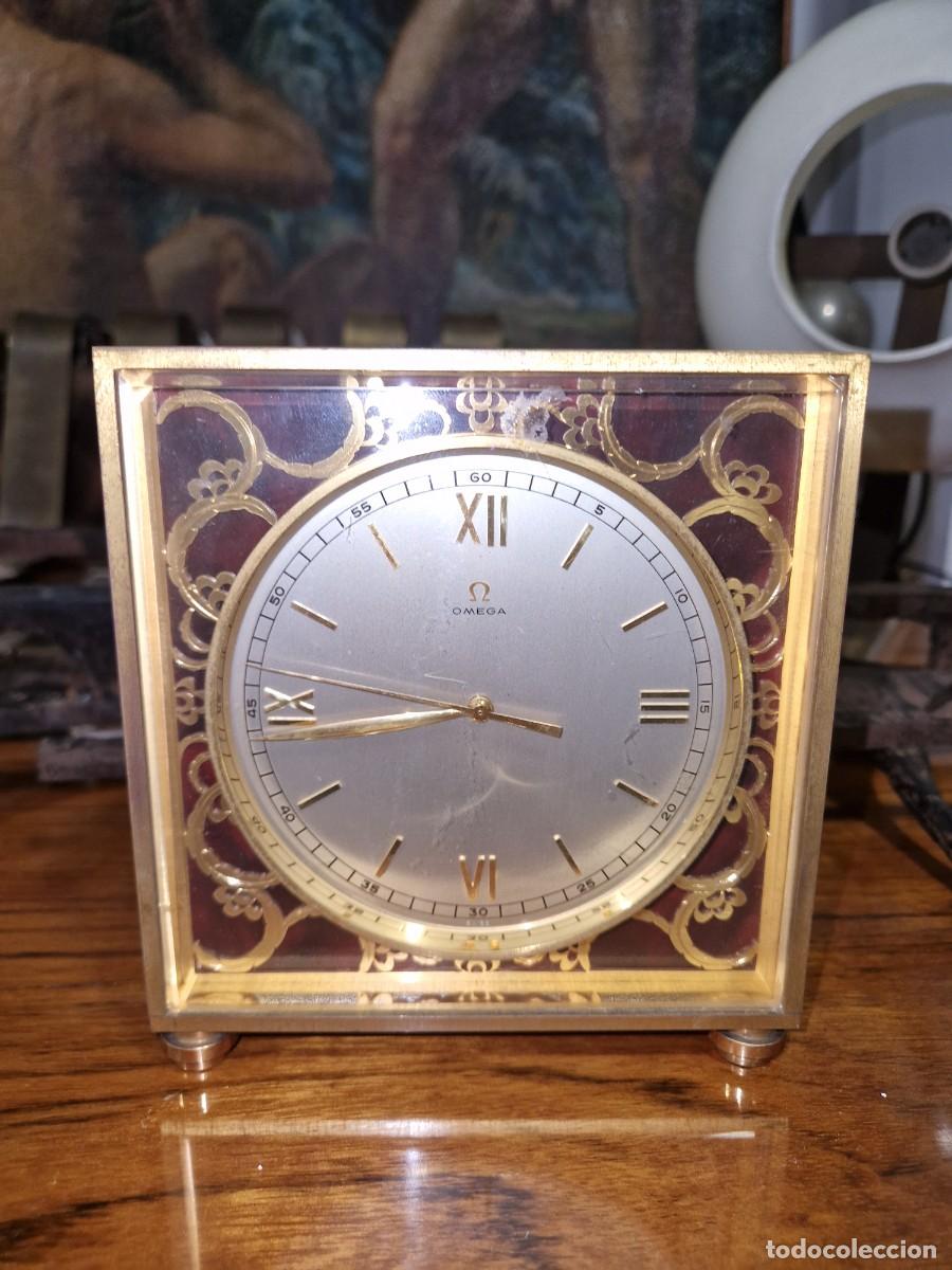 Relojes de carga manual: Reloj de mesa Omega 'Deluxe' de lat&oacute;n dorado