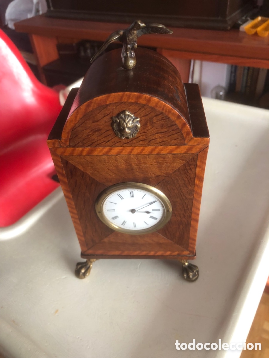 Orologi di carica manuale: Reloj de sobremesa funcionando