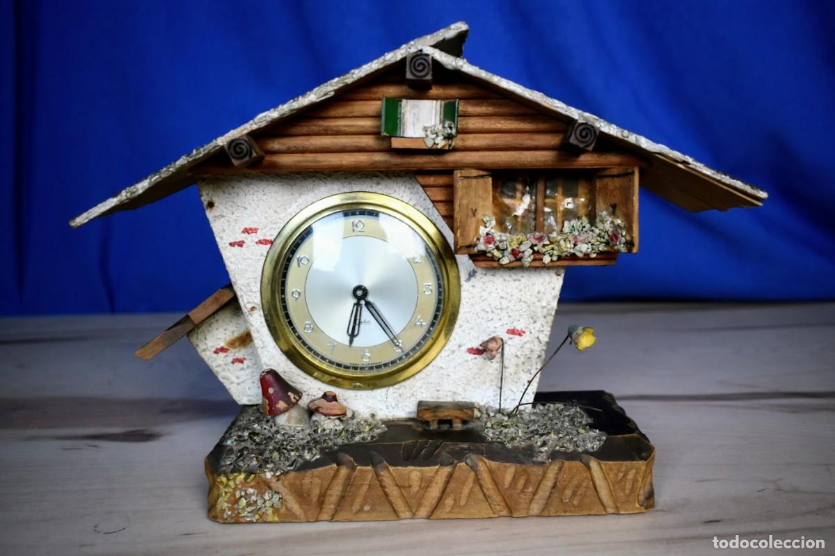 Orologi di carica manuale: Antiguo reloj de mesa tipo Chalet Suizo / Selva Negra - Madera tallada - Vintage a&ntilde;os 60 - Funciona