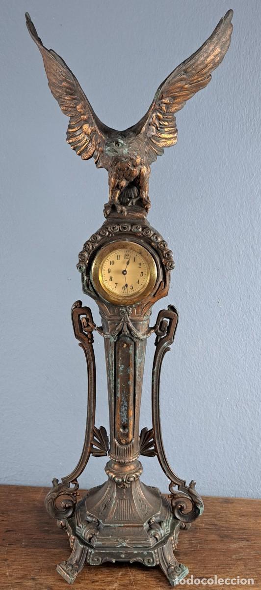 Relojes de carga manual: Reloj modernista de sobremesa en calamina, 55 cm, principios siglo XX