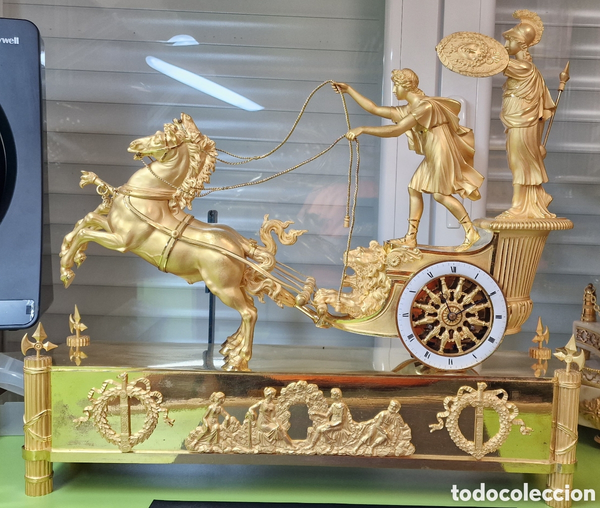 Orologi di carica manuale: RELOJ SOBREMESA FRANC&Eacute;S IMPERIO, SIGLO XIX, EN BRONCE DORADO ORMOLU, REPRESENTA A TEL&Eacute;MACO Y ATENEA