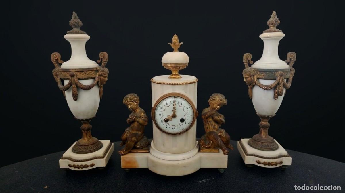 Relojes de carga manual: Monumental Guarnici&oacute;n de Chimenea Francesa de 3 Piezas, Estilo Luis XVI, Reloj y Urnas de M&aacute;rmol de