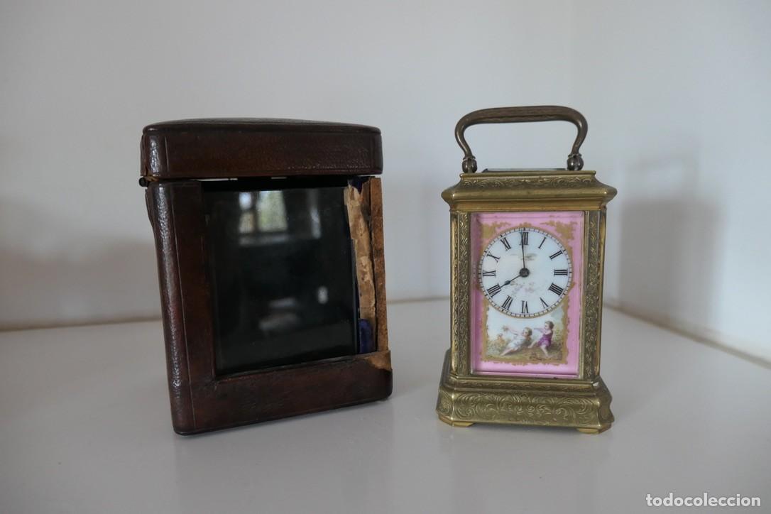 Relojes de carga manual: Antiguo reloj de carruaje franc&eacute;s firmado Drew Sons Piccadilly y Lund Blockley porcelana siglo XIX