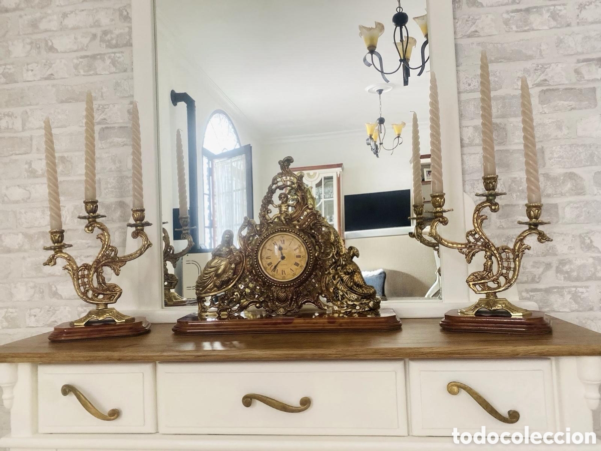 Relojes de carga manual: Conjunto reloj y candelabros dorados