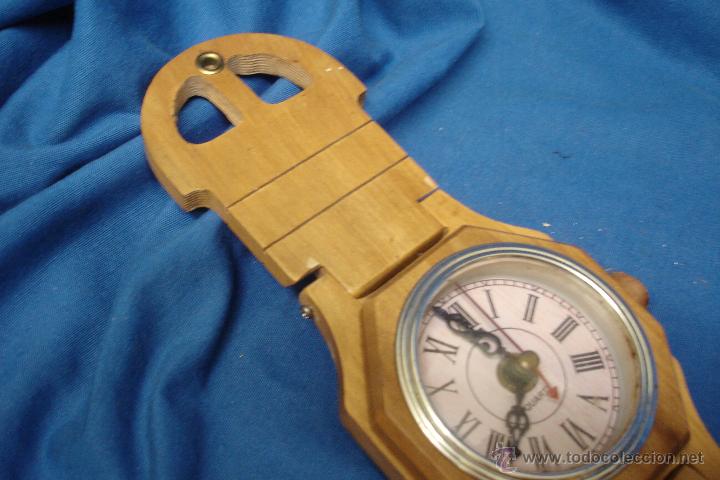 Relojes: RELOJ DE PARED EN MADERA SIMULANDO A UN RELOJ DE PULSERA - FUNCIONA - Foto 2