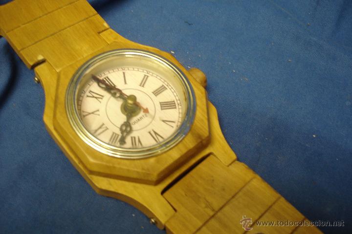 Relojes: RELOJ DE PARED EN MADERA SIMULANDO A UN RELOJ DE PULSERA - FUNCIONA - Foto 3