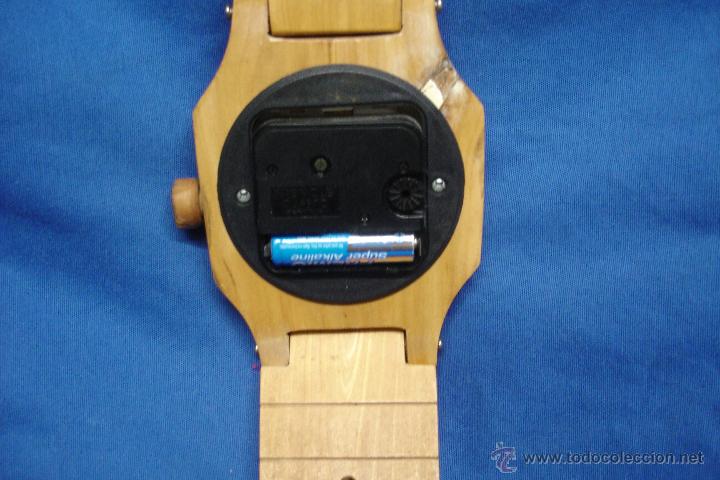 Relojes: RELOJ DE PARED EN MADERA SIMULANDO A UN RELOJ DE PULSERA - FUNCIONA - Foto 5