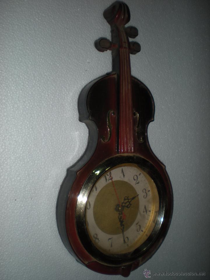 Relojes: Reloj con forma de viol&iacute;n de pl&aacute;stico 35x16cm - Foto 1