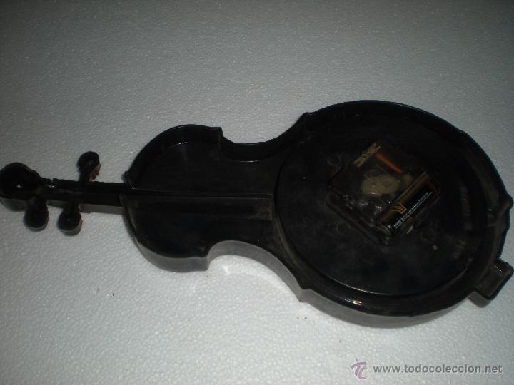 Relojes: Reloj con forma de viol&iacute;n de pl&aacute;stico 35x16cm - Foto 4