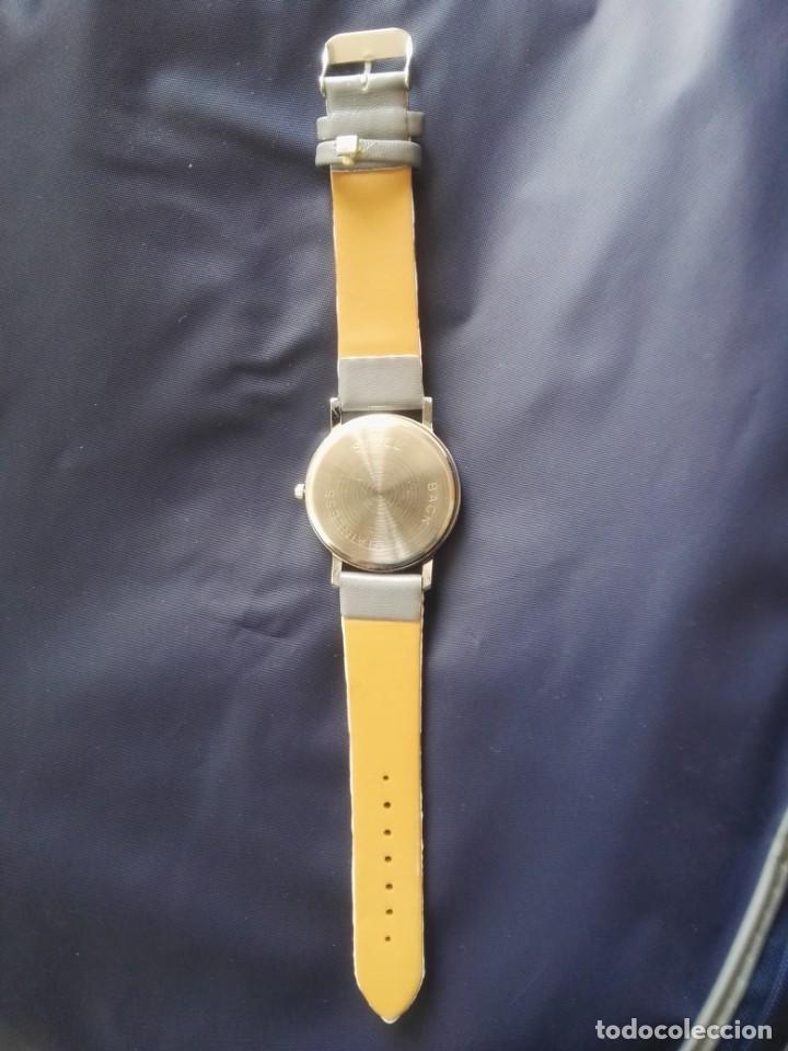 Relojes: Reloj de acero. Correa simil piel - Foto 2
