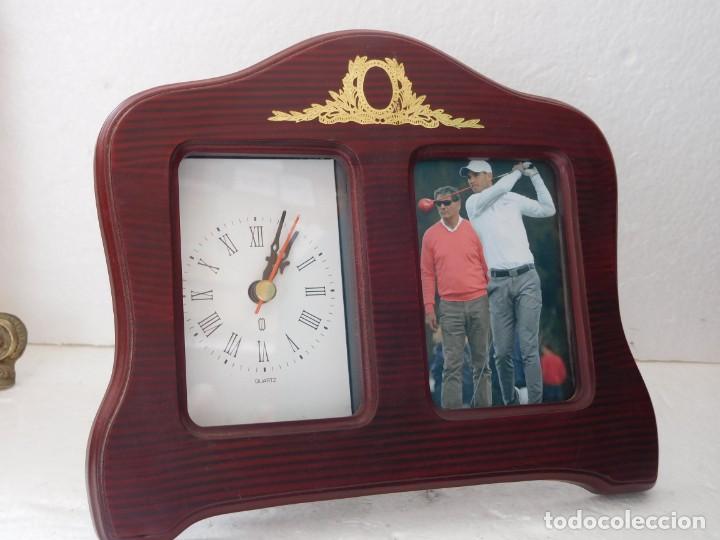 Relojes: RELOJ CON PORTA FOTO DE MADERA. - Foto 1