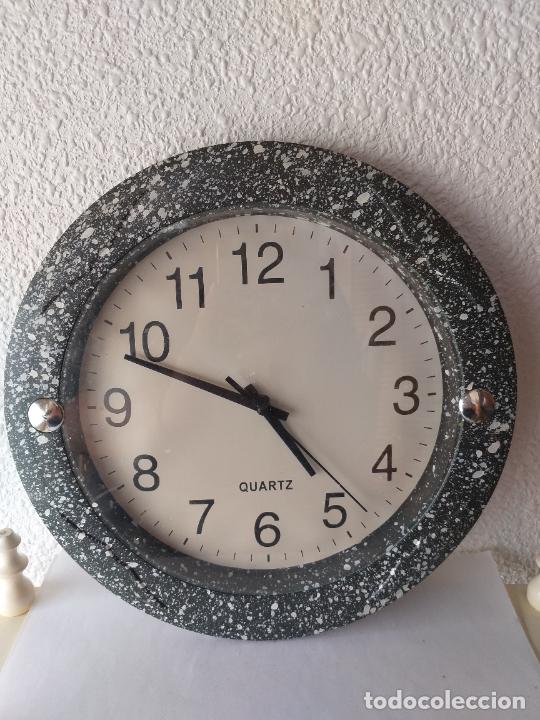 Relojes: Reloj de pared en tono gris. - Foto 2