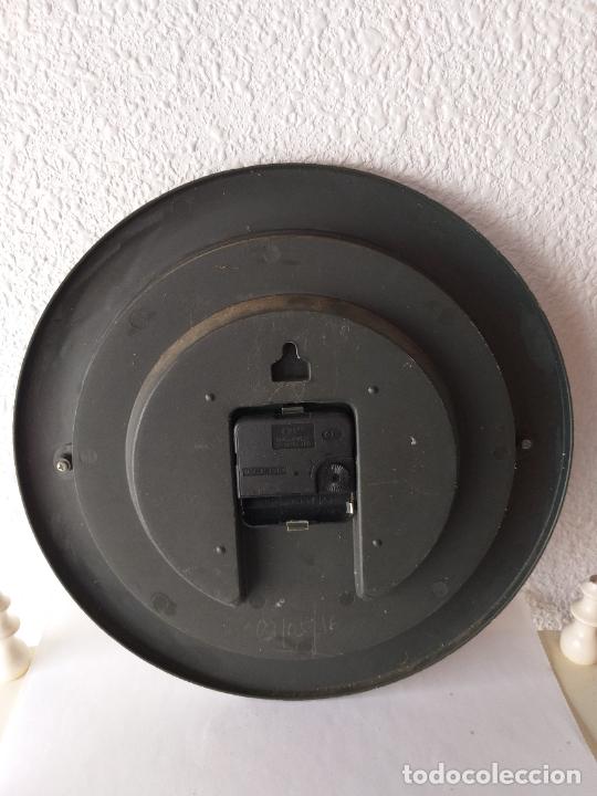 Relojes: Reloj de pared en tono gris. - Foto 3