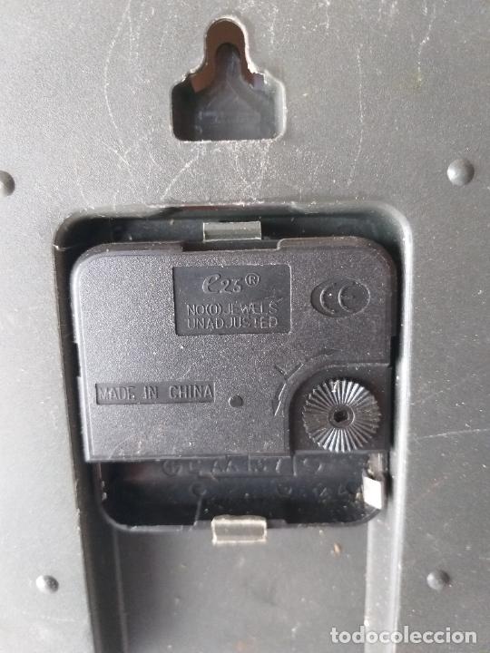 Relojes: Reloj de pared en tono gris. - Foto 4