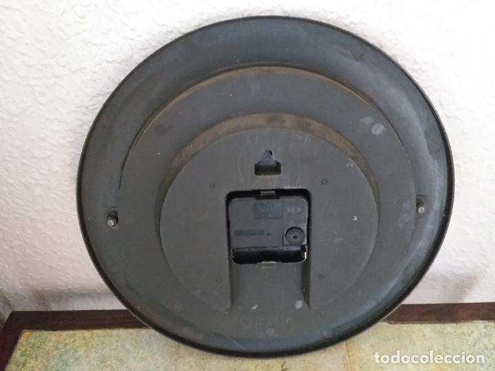 Relojes: Reloj de pared en tono gris. - Foto 5