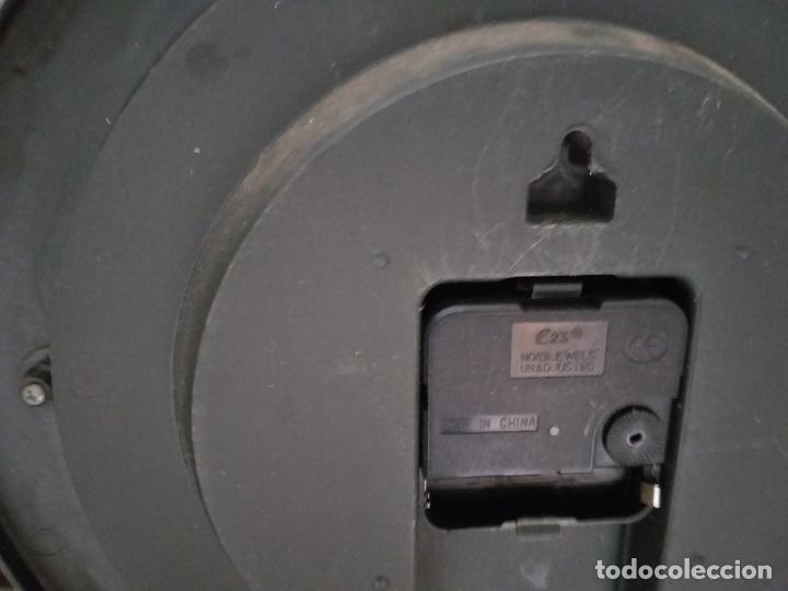 Relojes: Reloj de pared en tono gris. - Foto 6