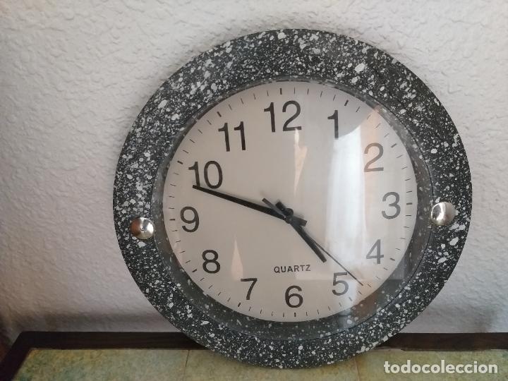Relojes: Reloj de pared en tono gris. - Foto 1