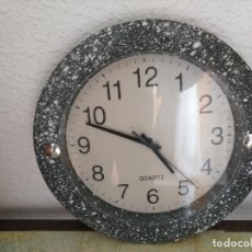Relojes: RELOJ DE PARED EN TONO GRIS.