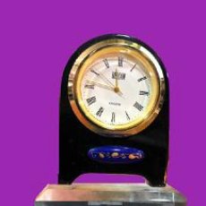 Relógios: RELOJ DE SOBREMESA EN MINIATURA SOBRE BASE DE METACRILATO - INN-MIXBOL4. Lote 300567448