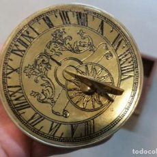 Relojes: RELOJ DE SOL EN SU CAJA DE MADERA CON SÍMBOLO NAVAL