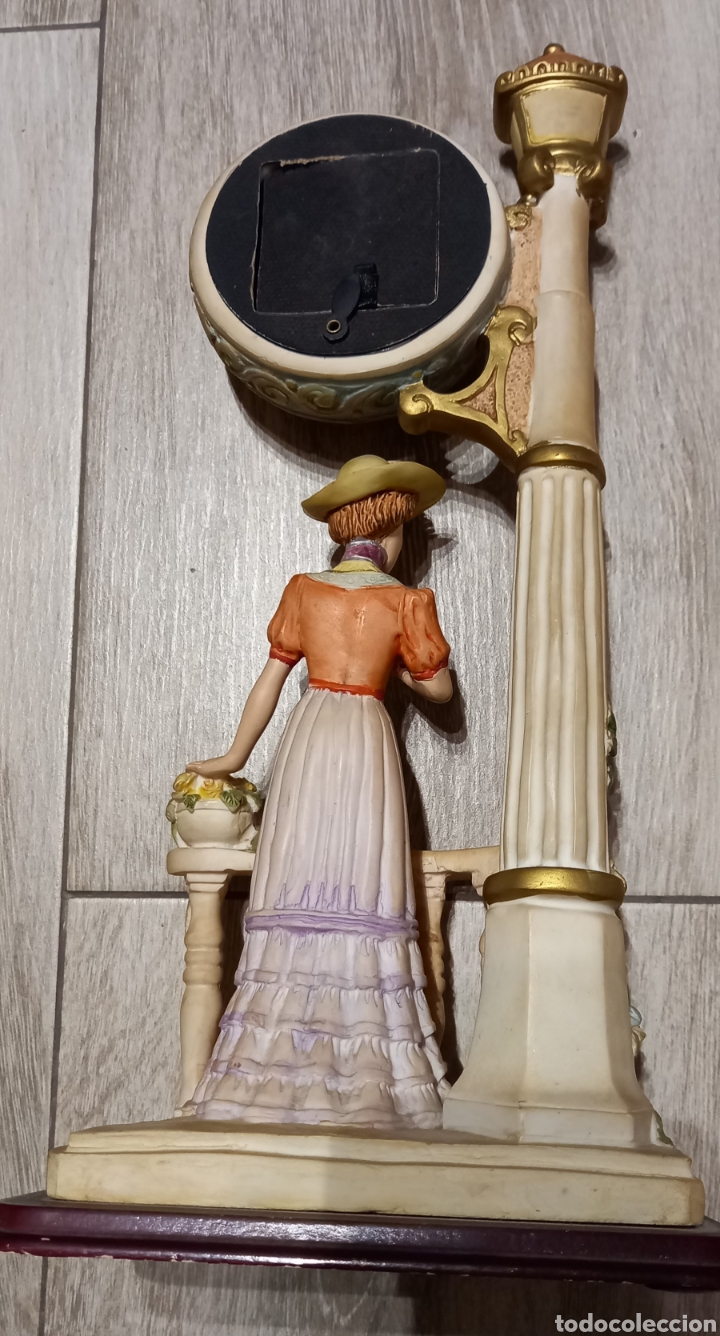 Relojes: Figura de resina de dama con reloj - Foto 2