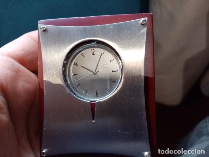 Relojes: RELOJ DE MESILLA DE MADERA , MODERNO FUNCIONANDO . - Foto 1