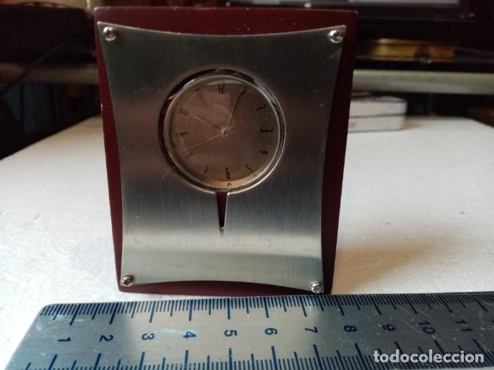 Relojes: RELOJ DE MESILLA DE MADERA , MODERNO FUNCIONANDO . - Foto 2