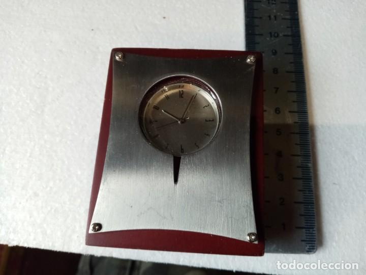 Relojes: RELOJ DE MESILLA DE MADERA , MODERNO FUNCIONANDO . - Foto 5